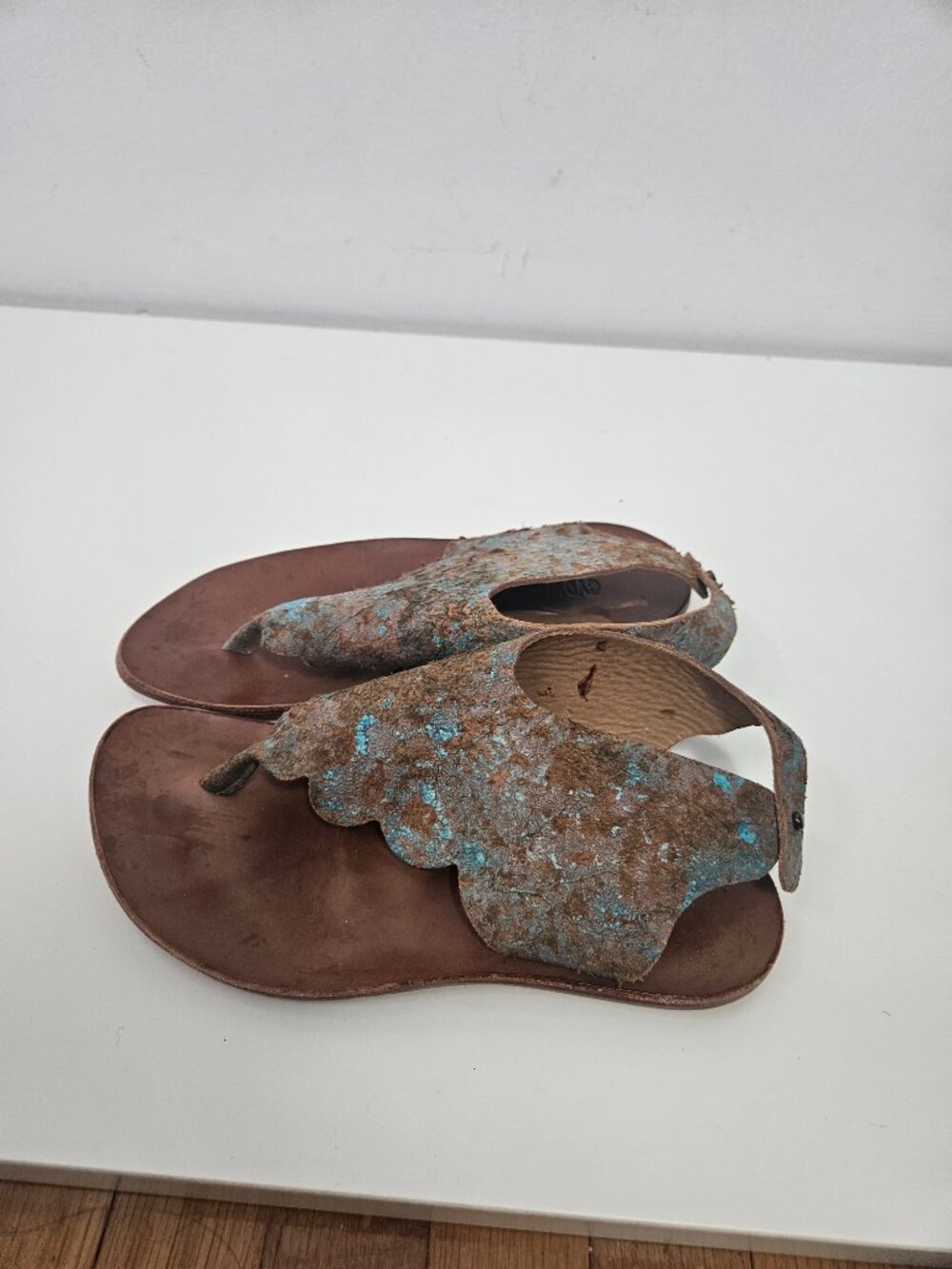 CYDWOQ Sandals Sz 38 Artsy Turquoise Brown Textured Leather Thong Scalloped Edge - Picture 3 of 8